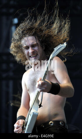 Jáchymov, République tchèque. 10 juillet, 2014. Le guitariste et chanteur du groupe australien Airbourne, Joel O'Keeffe, effectue au festival de musique Masters of Rock le 10 juillet 2014 à Jáchymov, République tchèque. Photo : CTK/Alamy Live News Banque D'Images