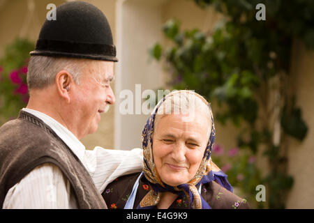 Portrait d'un très vieux couple on country side smiling et avoir du plaisir. Voir plus d'images avec eux. Banque D'Images