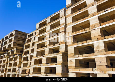 Palettes en bois empilés Banque D'Images