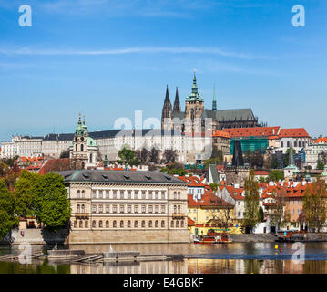 Vue sur le Pont Charles sur la Vltava et Gradchany (Château de Prague) et de la cathédrale Saint-Guy Banque D'Images