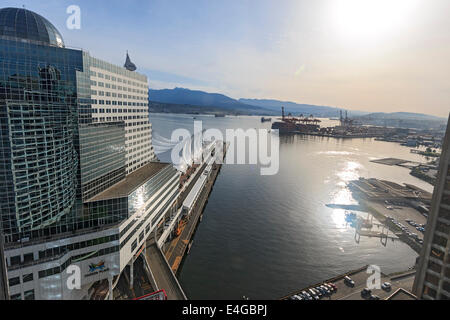 Vue de l'Inlet Burrard et le front de mer de Vancouver avec le Pan Pacific Hotel, le centre de convention et du World Trade Centre Banque D'Images