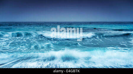 Tempête spectaculaire seascape, abstract natural background, temps couvert sur la mer, de grosses vagues, le mouvement lent, dangereux ouragan Banque D'Images