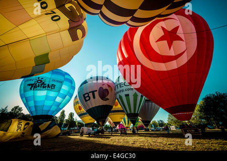 Barcelone, Catalogne, Espagne. 10 juillet, 2014. Hot Air Balloon compétition à la 18e édition d'Igualada's de quatre jours au festival de ballons européenne du domaine de vol de Igualada. L'événement est le plus grand concours et festival de montgolfières en Espagne avec plus de 50 équipes internationales. Credit : Matthias Rickenbach/ZUMA/ZUMAPRESS.com/Alamy fil Live News Banque D'Images