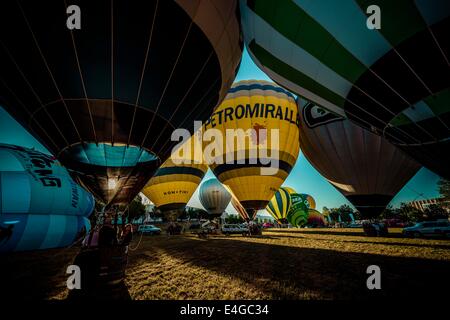 Barcelone, Catalogne, Espagne. 10 juillet, 2014. Hot Air Balloon compétition à la 18e édition d'Igualada's de quatre jours au festival de ballons européenne du domaine de vol de Igualada. L'événement est le plus grand concours et festival de montgolfières en Espagne avec plus de 50 équipes internationales. Credit : Matthias Rickenbach/ZUMA/ZUMAPRESS.com/Alamy fil Live News Banque D'Images