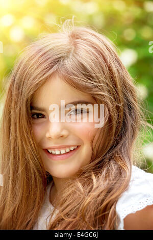 Closeup portrait of smiling cute little girl s'amuser en plein air, jouer au parc d'été, profiter de vacances d'été Banque D'Images