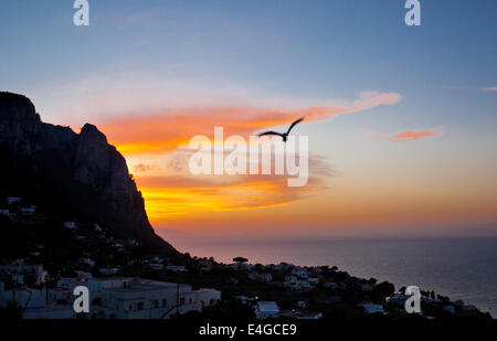 Coucher du soleil sur l'île de Capri avec village typique. Banque D'Images