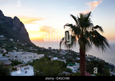 Coucher du soleil sur l'île de Capri avec village typique. Banque D'Images