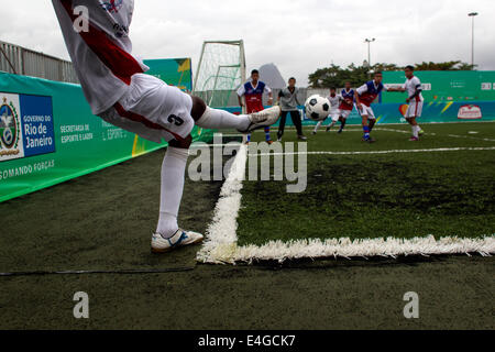 (140710) -- RIO DE JANEIRO, 10 juillet 2014 (Xinhua) -- un joueur de la Rocinha quartier fait un coup de pied de coin au cours de leur dernier match de la Coupe du social contre la Vidigal neighbohood à Marina Da Gloria, à Rio de Janeiro, Brésil, le 10 juillet 2014. Le Cup est organisée par Zico 10 projet, lancé par Zico, légende du Brésil de football, en partenariat avec la municipalité et les autorités de l'État. C'est un tournoi où huit équipes d'enfants à l'âge de 15 ans ou moins, qui représentent leurs communautés pauvres de Rio de Janeiro, participer à un championnat de football en salle. (Xinhua/Guill Banque D'Images