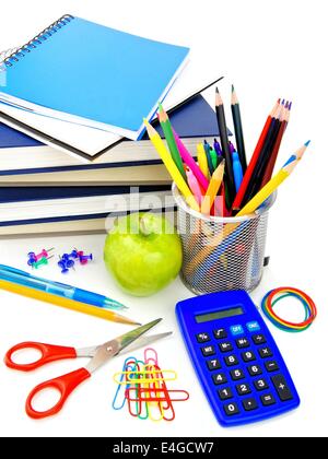 Groupe de diverses fournitures scolaires et produits sur un fond blanc Banque D'Images