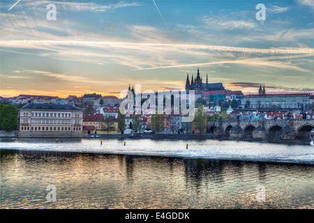 Image HDR de vue du Pont Charles sur la Vltava et Gradchany (Château de Prague) et de la cathédrale Saint-Guy Banque D'Images