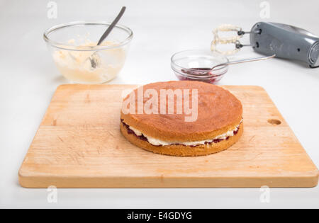 Éponge victoria rempli de confiture et beurre crème sur une planche en bois [Terre] "Réaliser un cake' (33 de 44) Banque D'Images