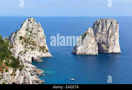 Célèbres Faraglioni, rochers géants, l'île de Capri en Italie Banque D'Images