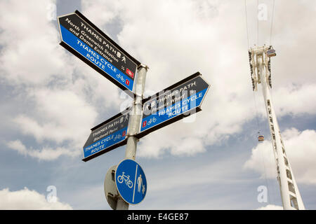 Le téléphérique Emirates Air line qui s'exécute à Royal Victoria docks à Londres, au Royaume-Uni, et un Thames path signe. Banque D'Images