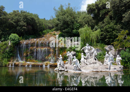 Fontaine de Diane et Actéon et La Grande Waterfal. Statues mythologiques de nymphes dans le jardin Palais Royal de Caserta. Banque D'Images