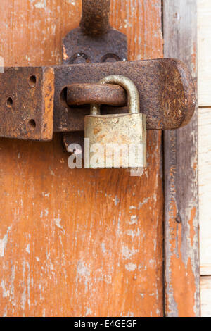 Ancien cadenas rouillé sur une porte en bois Banque D'Images