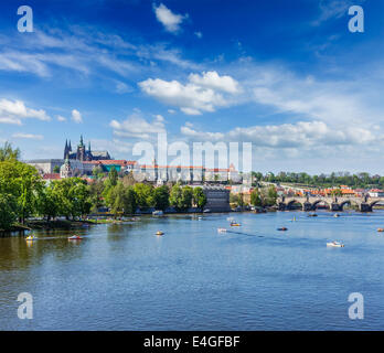 Vue panoramique de la rivière Vltava et Gradchany (Château de Prague) et cathédrale Saint-Guy de Prague et le pont Charles une personnes dans des bateaux à aube Banque D'Images