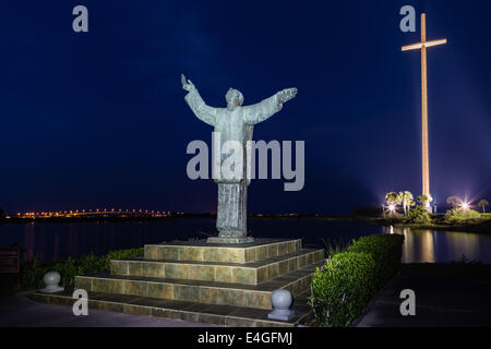 Le crépuscule descend sur Père Francisco López de Mendoza Grajales statue créer une belle scène de nuit à la Mission Nombre Banque D'Images