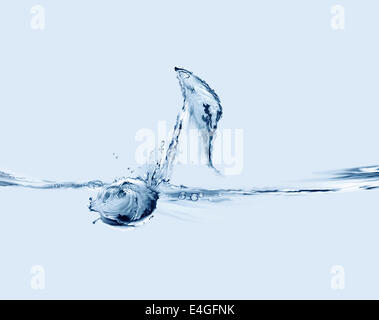 Une note de musique bleu fait d'eau flottant sur une feuille de musique. Banque D'Images