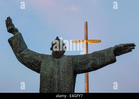 Vue rapprochée du Père Francisco López de Mendoza Grajales statue au coucher du soleil à la Mission Nombre de Dios à Saint Augustine, Flo Banque D'Images