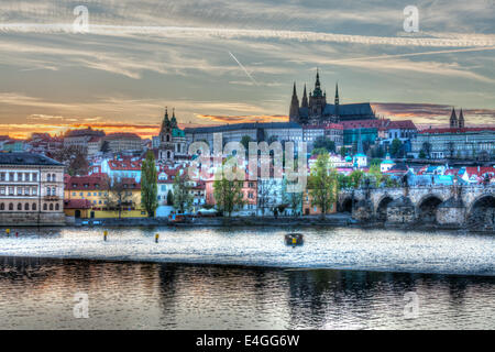 Image HDR de vue du Pont Charles sur la Vltava et Gradchany (Château de Prague) et de la cathédrale Saint-Guy Banque D'Images