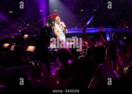 Hong Kong, Chine. 8 juillet, 2014. Chanteur et comédien Chilam effectue sur la scène pendant les "heures FOLLES CHILAM 2014' à Hong Kong, Chine, le mardi 8 juillet 2014. © TopPhoto/Alamy Live News Banque D'Images
