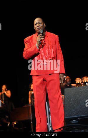 Philadelphie, Pennsylvanie, USA. 10 juillet, 2014. ERIC GRANT, de la légendaire O'Jays, live à l'essence même de divertissement à la célèbre musique Dell Center de Philadelphie Crédit : Ricky Fitchett/ZUMA/Alamy Fil Live News Banque D'Images