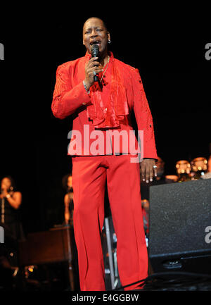 Philadelphie, Pennsylvanie, USA. 10 juillet, 2014. ERIC GRANT, de la légendaire O'Jays, live à l'essence même de divertissement à la célèbre musique Dell Center de Philadelphie Crédit : Ricky Fitchett/ZUMA/Alamy Fil Live News Banque D'Images