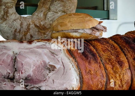 Stand alimentaire avec la spécialité de porc Porchetta, marché hebdomadaire, Sienne, Toscane, Italie, Europe Banque D'Images