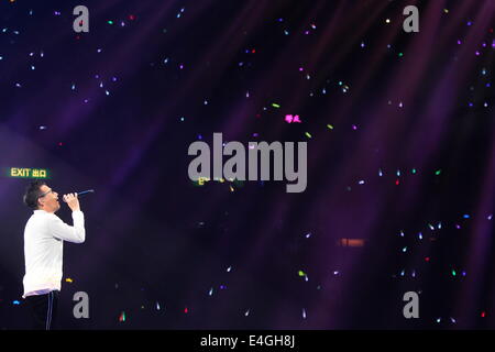 Hong Kong, Chine. 8 juillet, 2014. Chanteur et comédien Chilam effectue sur la scène pendant les "heures FOLLES CHILAM 2014' à Hong Kong, Chine, le mardi 8 juillet 2014. © TopPhoto/Alamy Live News Banque D'Images