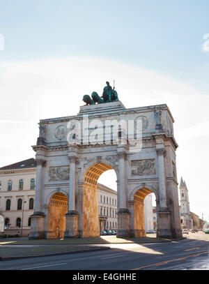 La Siegestor (Porte de la Victoire), une Arche de triomphe trois couronnée d'une statue de la Bavière, avec un lion quadriga à Munich, GER Banque D'Images