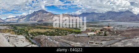 Panorama de la vallée de Nubra en Himalaya avec statue de Bouddha géant dans la région de Diskit, Ladakh, Inde Banque D'Images