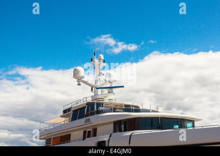 Yacht blanc sur un fond de ciel Banque D'Images