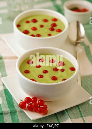 Gaspacho au melon et d'avocat. Recette disponible. Banque D'Images