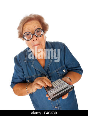 Femme âgée avec calculatrice sur fond blanc. Banque D'Images