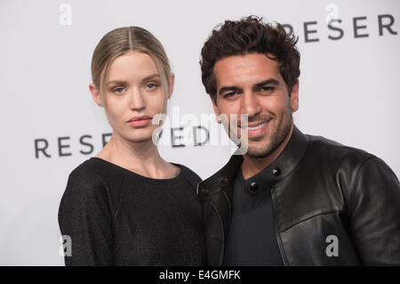 Berlin, Allemagne. 10 juillet, 2014. Modèle britannique la Géorgie peut Jagger et acteurs Elyas M'Barek arrivent pour le spectacle de l'étiquette réservée à la Mercedes-Benz Fashion Week à Berlin, Allemagne, 10 juillet 2014. La présentation de la collection printemps/été 2015 se déroule du 08 au 11 juillet. Photo : JOERG CARSTENSEN/dpa/Alamy Live News Banque D'Images