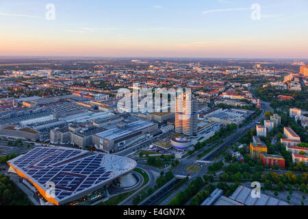 Regardez la BMW Welt et de l'Administration centrale à quatre cylindres 'BMW', Munich, Bavaria, Germany, Europe Banque D'Images