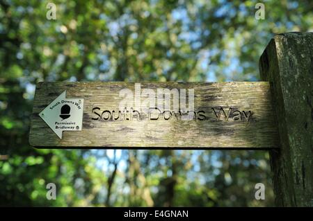 Bridleway permissive dans signpost espace boisé sur la South Downs Way au bas de Harting Banque D'Images