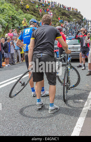 Bartosz Huzarski aidé par l'équipe après avoir perdu chez le cote de Blubberhouses, Le Grand Départ de l'étape 2 au 6 juillet 2014 Kexgill Banque D'Images