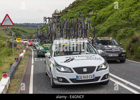 Le soutien de l'équipe de voiture à cote de Blubberhouses pendant le Tour de France Grand Départ à Kex Gill Col Banque D'Images