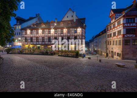 L'Albrecht-Dürer-Haus et Tiergärtnertorplatz dans la vieille ville de Nuremberg. Banque D'Images