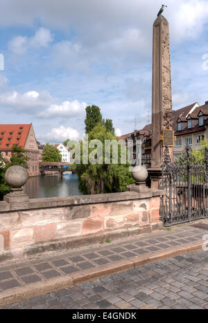 L'ancienne Karlsbruecke Karls (Bridge) en regardant vers le sol en bois Henkersteg (Hangman's Bridge) et la rivière Pegnitz Banque D'Images