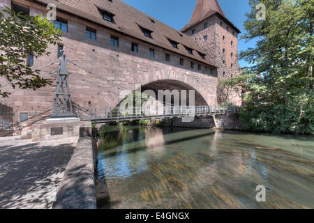 La rivière Pegnitz à Nuremberg, avec le mur de la ville, et le Schlayenturm Kettensteg (Pont des Chaînes) Banque D'Images