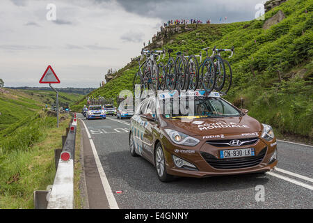 Le soutien de l'équipe de voiture à cote de Blubberhouses pendant le Tour de France Grand Départ à Kex Gill Col Banque D'Images