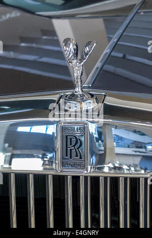 Emily hotte ornement sur une Rolls Royce Phantom Banque D'Images