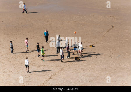 Jeux adolescents jouant sur Overstrand Beach. Banque D'Images