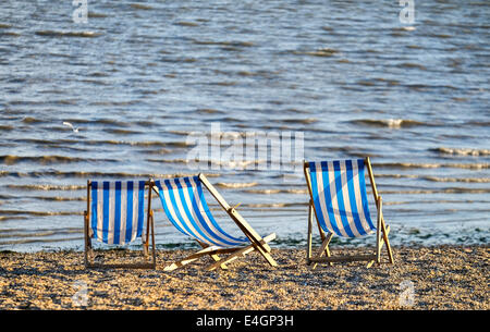 Trois chaises vides sur la plage de Jubilee à Southend. Banque D'Images