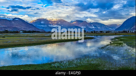 Panorama de l'Himalaya et du paysage de la vallée de Nubra sur le coucher du soleil. Hunber, Nubra valley, Ladakh, Inde Banque D'Images