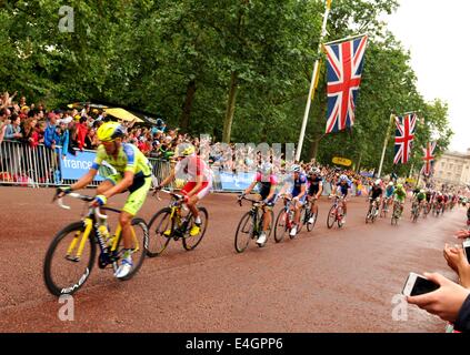 Londres, UK - 7 juillet 2014 : l'arrivée de la troisième étape du Tour de France au centre commercial à Londres Banque D'Images