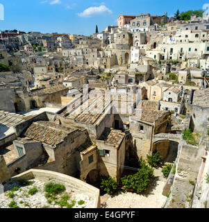 Matera, Basilicate, Italie. Sassi ou anciennes habitations troglodytiques, de nombreux taillée dans la roche, certains bâtiments construits de manière conventionnelle Banque D'Images