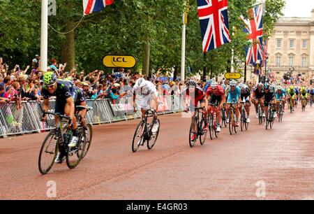 Londres, UK - 7 juillet 2014 : l'arrivée de la troisième étape du Tour de France au centre commercial à Londres Banque D'Images